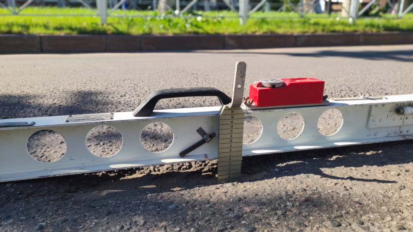 Рейка с уровнем и клин-промерник помогают быстро снять перепад на проблемном месте дороги