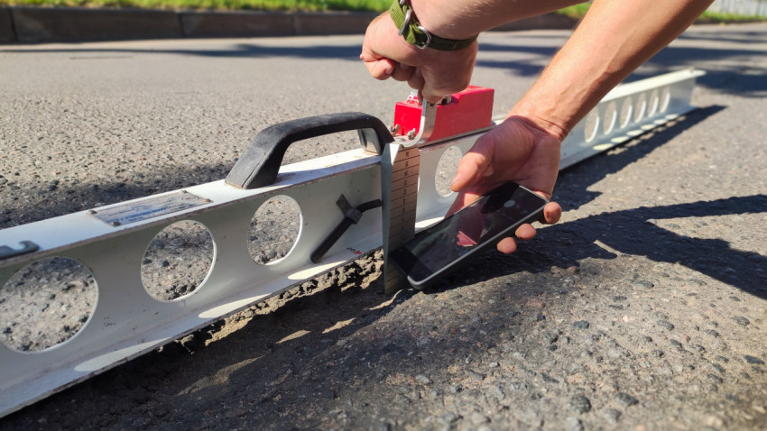 Замер продольной ровности асфальта рейкой и клин-промерником с фиксацией показаний на смартфон