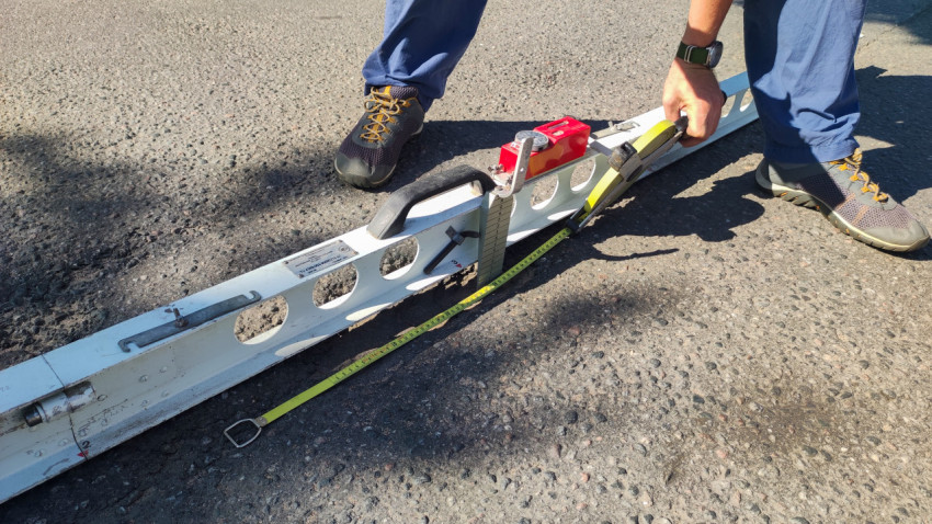 Длину дефектного участка уточняют рулеткой, а ровность снимают рейкой и клин-промерником