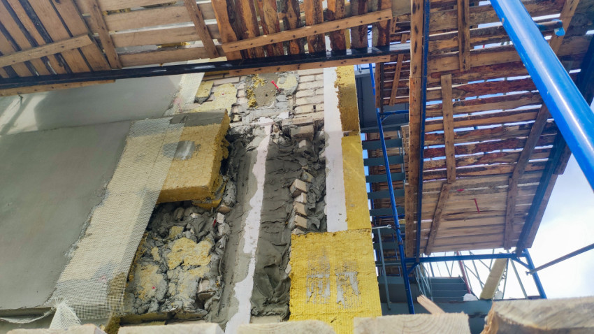 Участок фасада с утеплителем и армирующей сеткой на этапе ремонтных работ