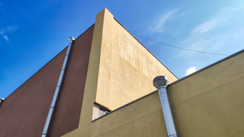 Угол здания с водосточной трубой и вентиляционным стояком