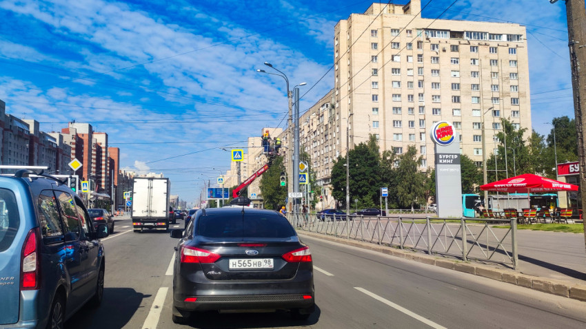 Автовышка у перекрестка и вывеска Burger King на фоне городской магистрали