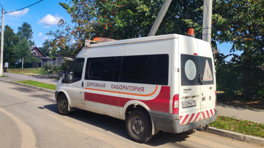 Фургон «Дорожная лаборатория» на базе Ford Transit с предупреждающей разметкой и проблесковым маячком