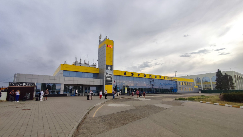 Панорама аэропорта Ставрополя, площадь перед терминалом и парковка