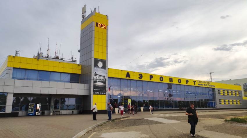 Фасад аэропорта Ставрополя с вывеской «АЭРОПОРТ» и башней