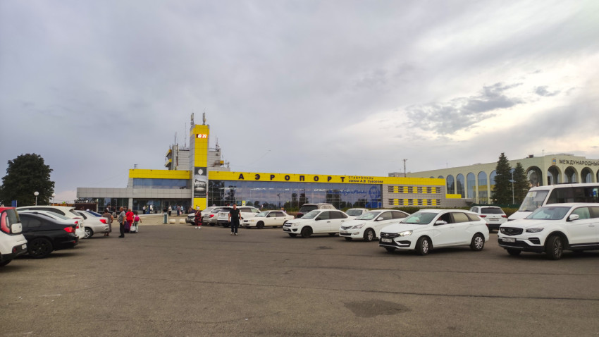 Терминал аэропорта Ставрополя, башня с часами и стоянка машин