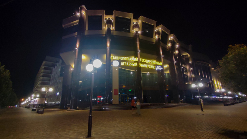 Площадь у учебного здания с колоннадой и уличными фонарями