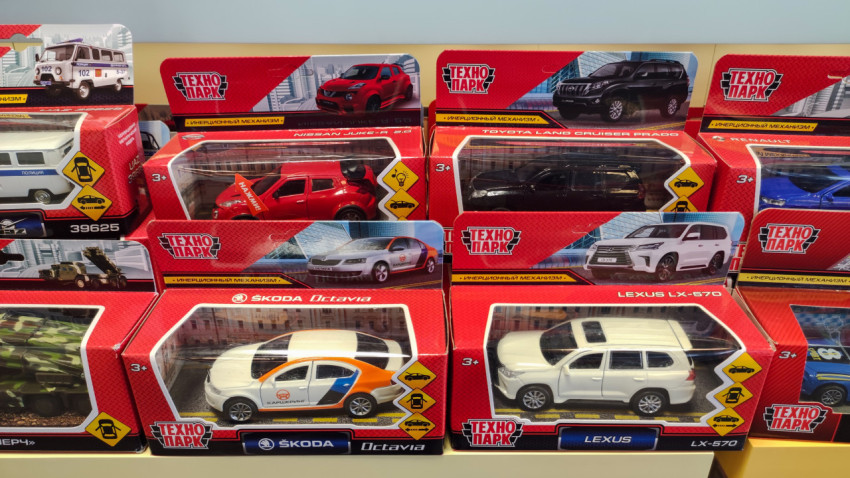 Игрушечные автомобили «Технопарк» с надписями на коробках