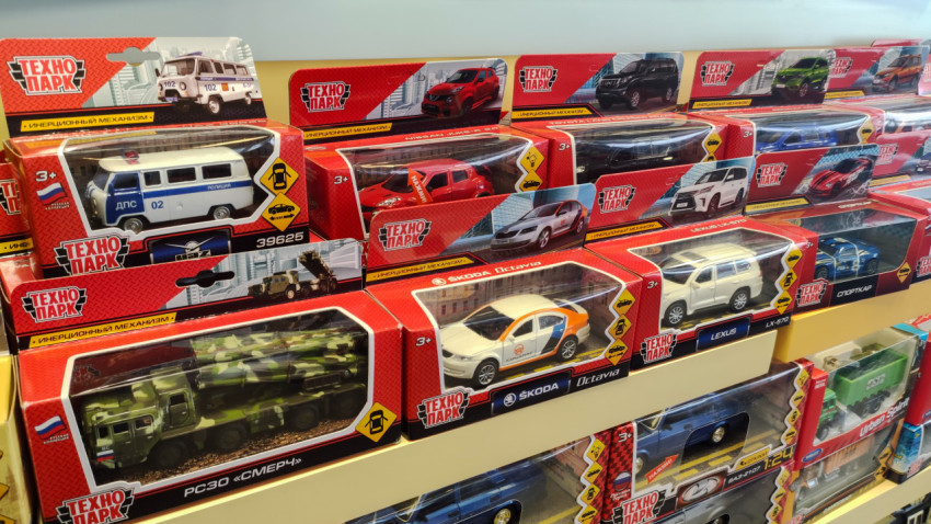Полка с игрушечными машинами «Технопарк» в коробках