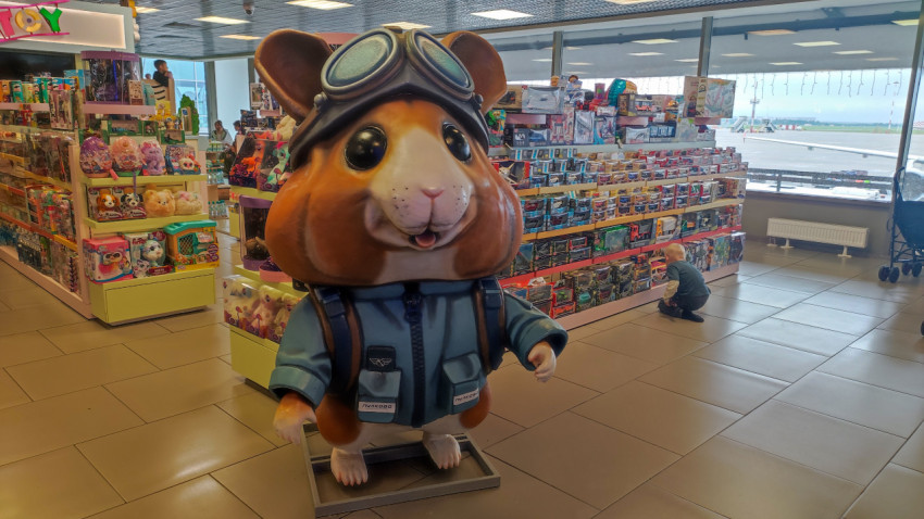 Фигура хомяка-лётчика в детском магазине аэропорта