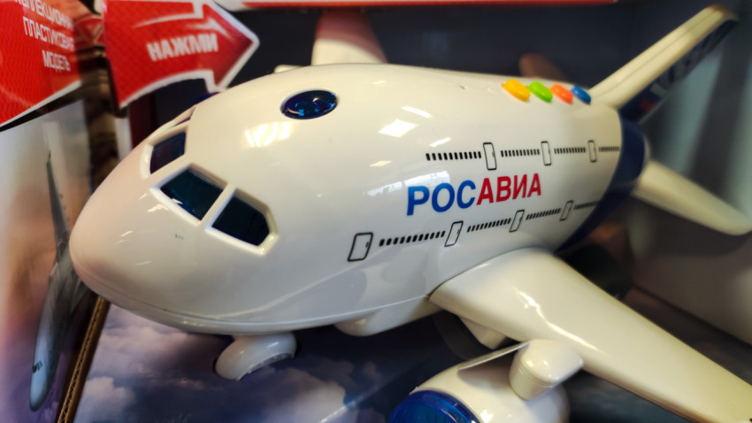 Нос самолёта «РОСАВИА» и иллюминаторы на корпусе