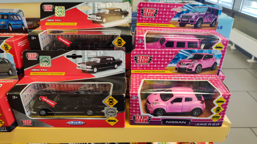 Полка с игрушечными машинками Технопарк в коробках