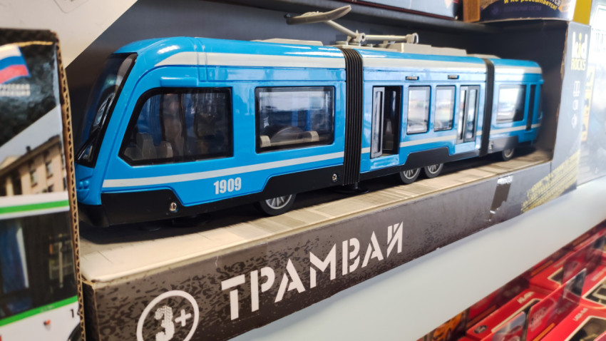 Упаковка с игрушечным трамваем Технопарк