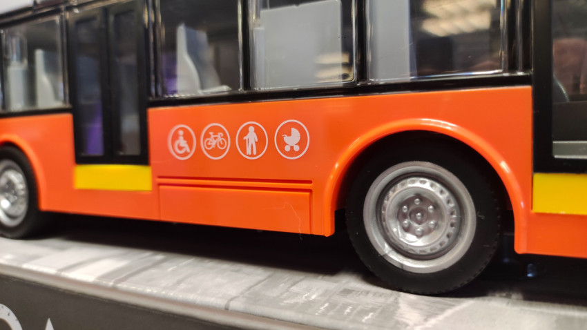 Деталь игрушечного троллейбуса в упаковке, колесо и маркировка