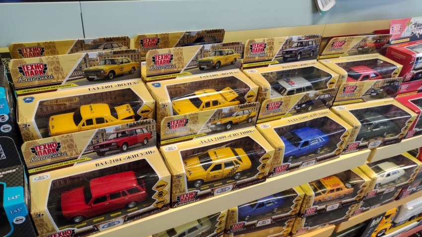 Полка с серией игрушечных автомобилей «Классика» Технопарк