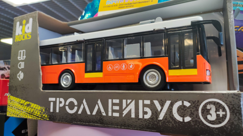 Игрушечный троллейбус в упаковке, крупный план