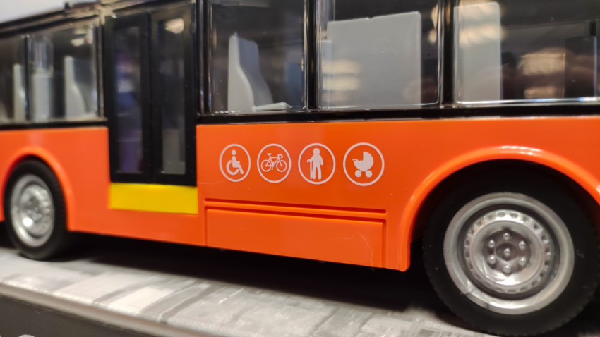 Боковая часть игрушечного троллейбуса в упаковке