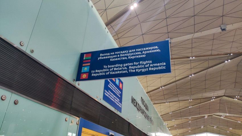 Подвесная табличка к посадке с флагами стран для международных направлений