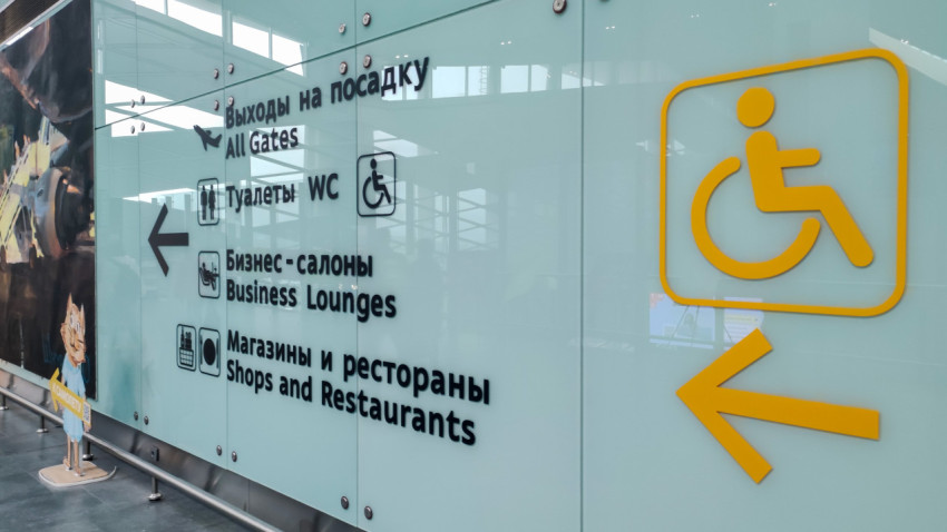 Навигация на стекле: выходы на посадку, туалеты, бизнес-салоны, магазины и рестораны