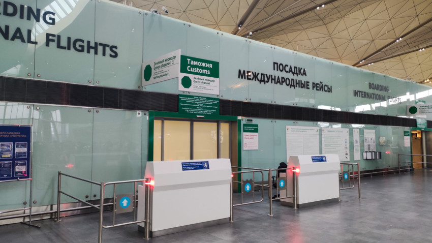 Указатели «Таможня» и «Зелёный коридор» перед проходом на международные рейсы