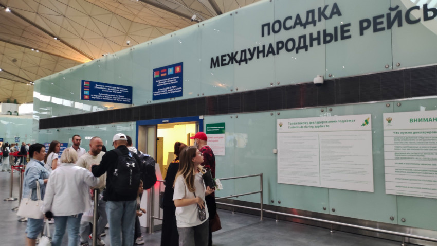 Очередь у входа на «Посадка международные рейсы» вдоль стеклянной стены