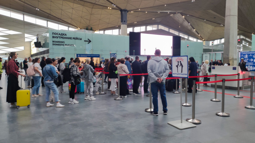 Указатель «Посадка внутренние рейсы» и плотная очередь с багажом