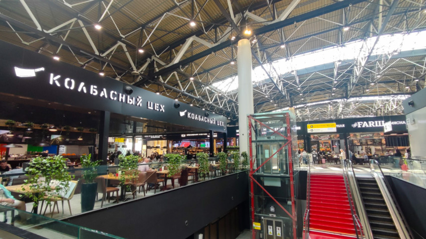 Фудкорт терминала: вывески «Колбасный цех» и #FARШ, лестница и эскалатор