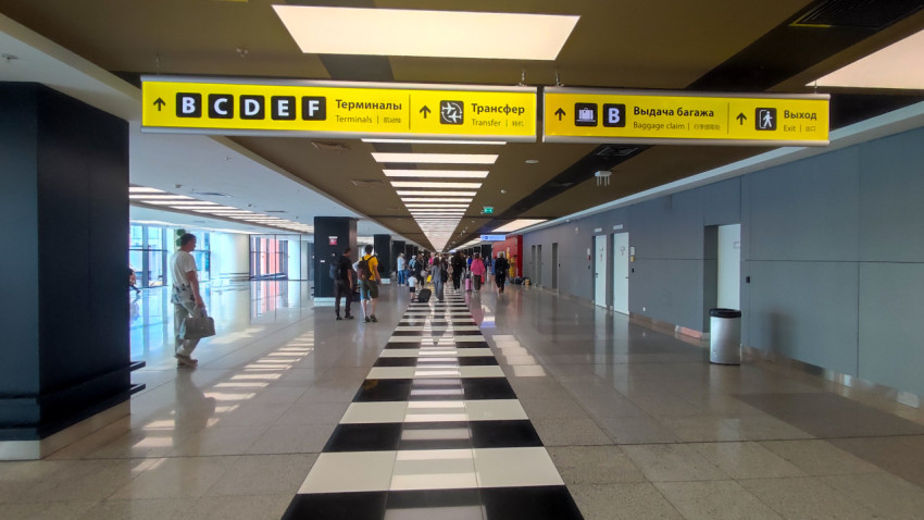 Переход внутри терминала с указателями и плотным потоком людей