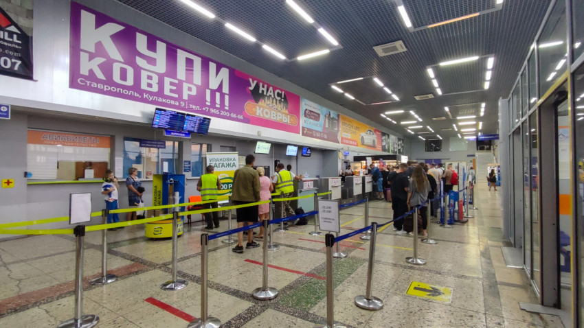 Кассовый зал: ограждения очереди, табло и вывеска «АВИАБИЛЕТЫ»