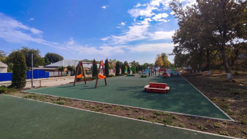 Детская площадка в посёлке с цветным резиновым покрытием