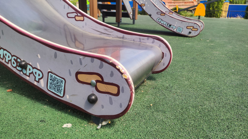 Основание горки с крепежом и наклейкой с QR-кодом