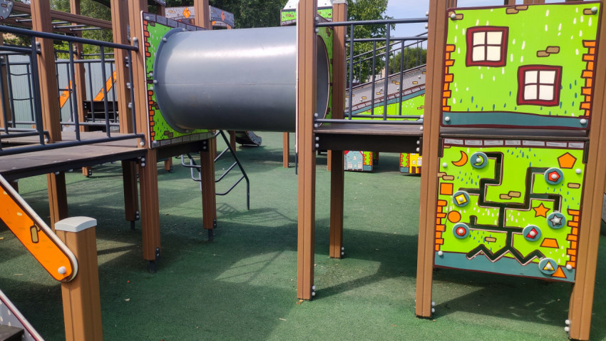 Игровой тоннель и развивающая панель-лабиринт на резиновом покрытии