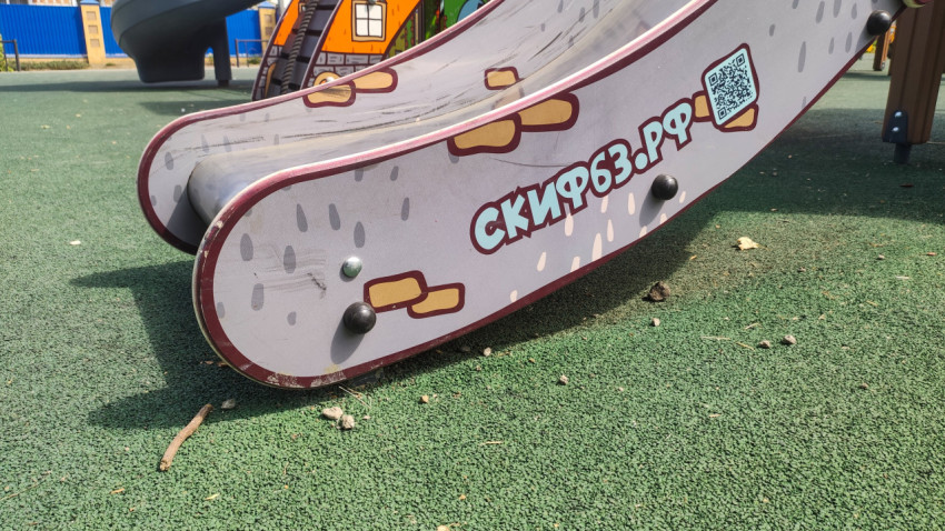 Боковая стенка горки с декоративным рисунком и наклейкой