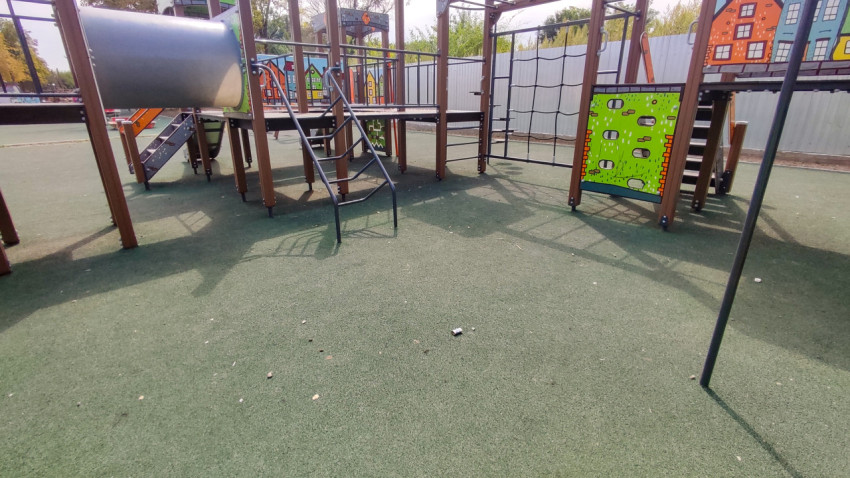 Зона под игровым комплексом с сеткой-лазалкой и тоннелем на резиновой крошке