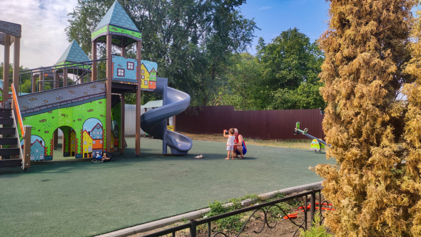 Детская площадка с игровой башней, винтовой горкой и качалкой-балансиром