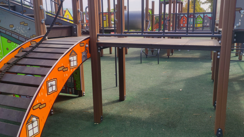 Подвесной мостик с канатом и декоративными панелями детского комплекса