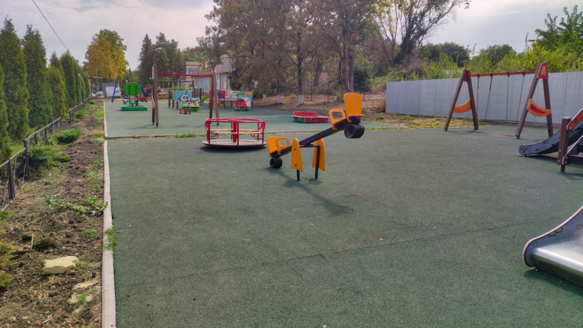 Качалка-балансир и карусель на пустой детской площадке