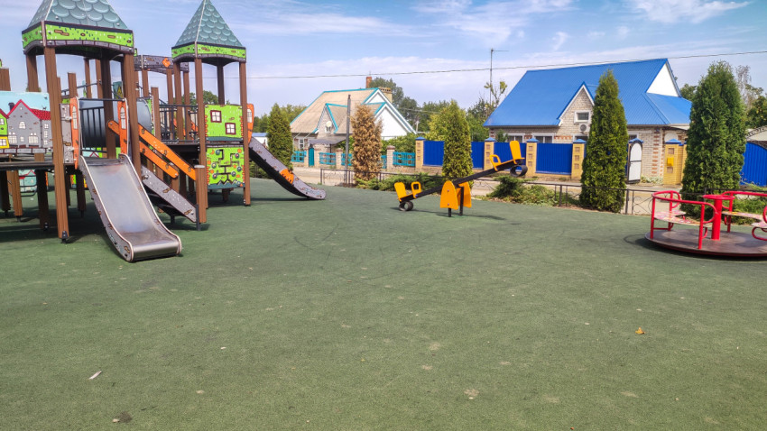 Детская площадка в посёлке с игровым комплексом и горками