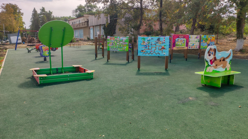Игровые панели и песочница на площадке в поселке