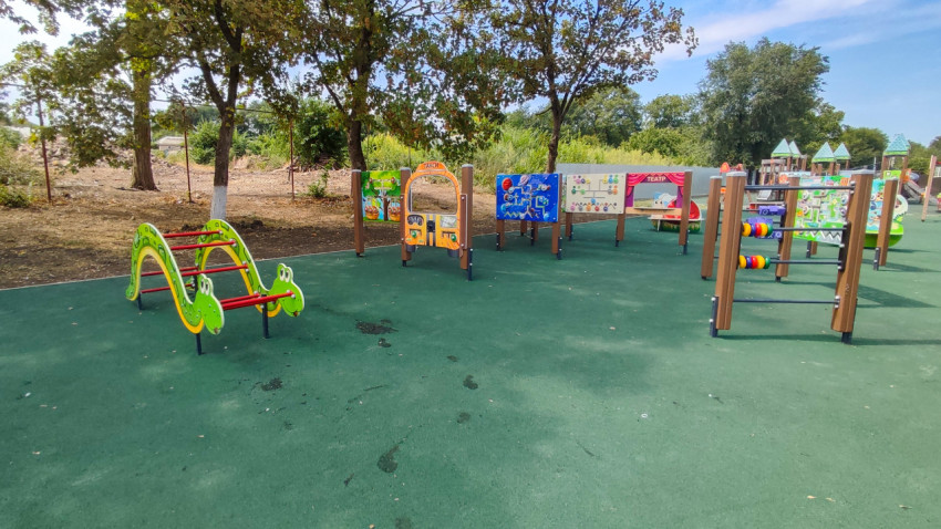 Игровой комплекс с развивающими панелями на резиновом покрытии