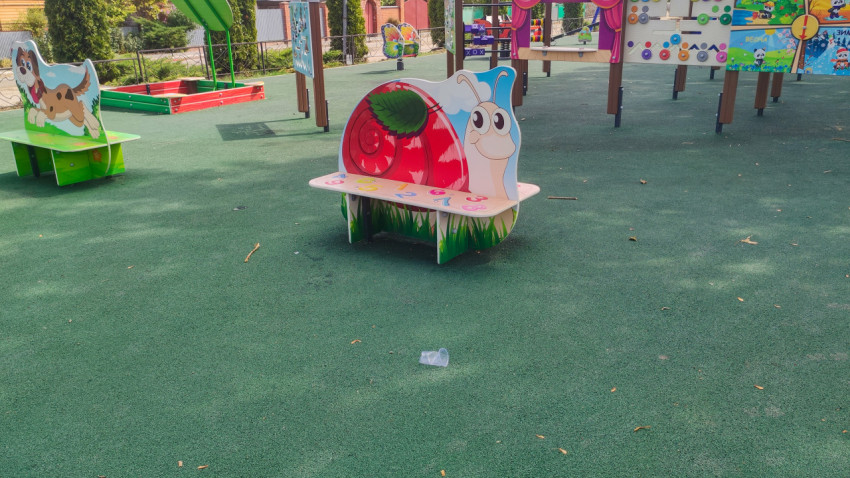 Скамейка-улитка на детской площадке с резиновым покрытием