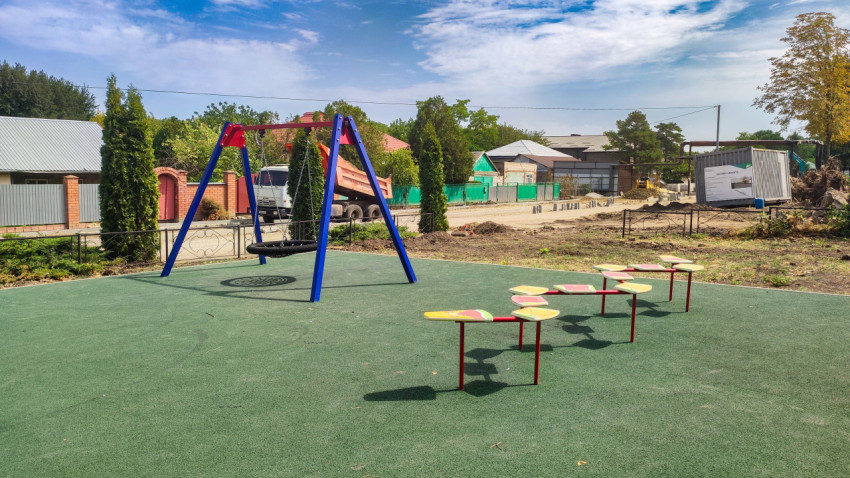 Качели-гнездо и дорожка-балансир на площадке в поселке