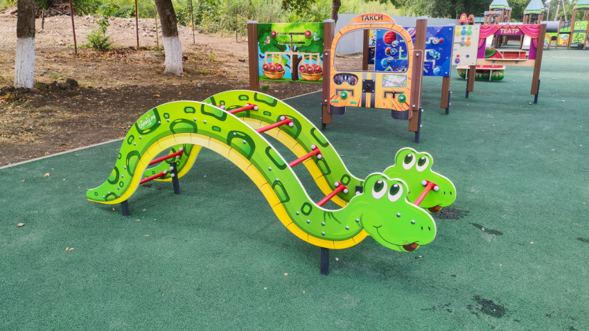Лазалка-«змейка» на детской площадке с игровыми панелями «Такси» и «Театр»
