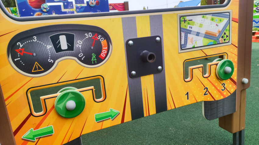 Игровая панель «Такси» с лабиринтом и крутилками крупным планом