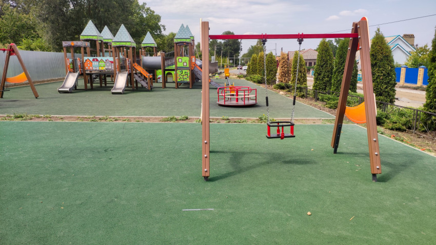Детская площадка с качелями, каруселью и игровыми комплексами