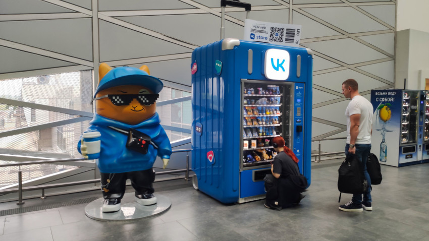 Вендинговый автомат VK store и ростовая фигура кота