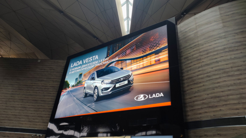 Реклама LADA Vesta на огромном экране под потолком аэропорта