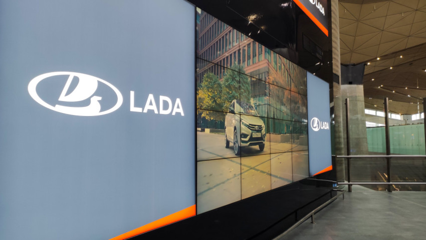 Крупный план экранов с логотипом LADA в аэропортовом зале
