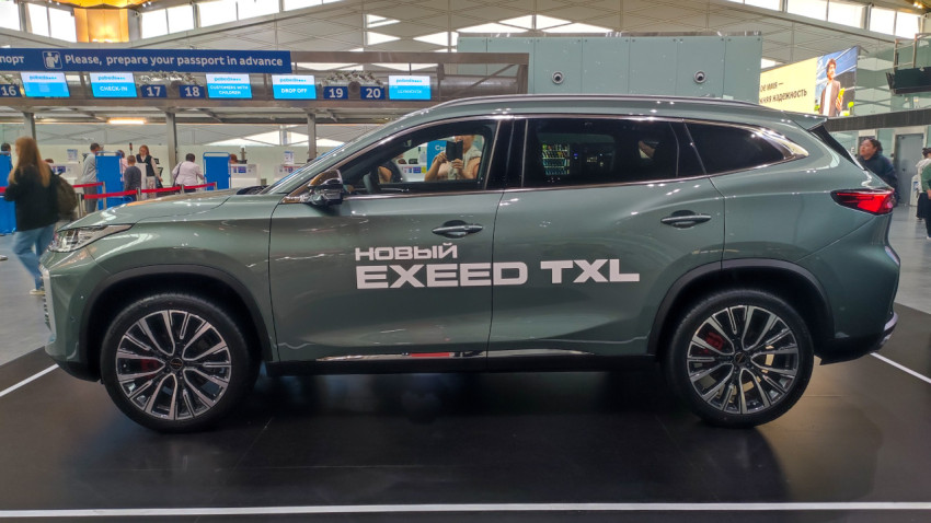 Кроссовер EXEED TXL на подиуме в зале регистрации аэропорта