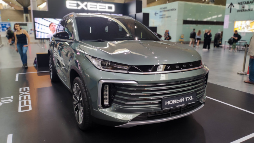 Передняя часть кроссовера EXEED TXL на выставочной площадке в терминале